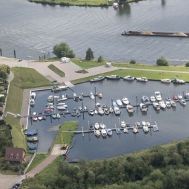 Luft Foto von der Hafen ins Neer