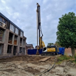 Productie van CSM-wanden nabij schoolgebouw