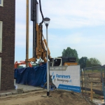 Productie CSM-wand strak langs de rooilijn van een nieuwbouw blok, Piushaven te Tilburg