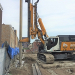 Productie CSM-wand strak langs de rooilijn van een nieuwbouw blok, Piushaven te Tilburg