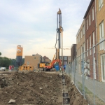 Productie CSM-wand strak langs de rooilijn van een nieuwbouw blok, Piushaven te Tilburg