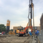 Productie CSM-wand strak langs de rooilijn van een nieuwbouw blok, Piushaven te Tilburg