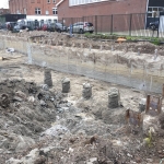 Ontgraven bouwkuip en snellen palen