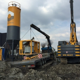 Laden van BodemBouw cement silo en mengstation