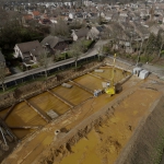 Ontgraven van de gesloten bouwkuip van CSM-wanden een stempelraam en onderwater beton