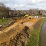 Ontgraven van de gesloten bouwkuip van CSM-wanden een stempelraam en onderwater beton