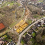 Ontgraven van de gesloten bouwkuip van CSM-wanden een stempelraam en onderwater beton