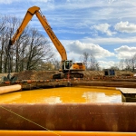 Ontgraven van de gesloten bouwkuip van CSM-wanden een stempelraam en onderwater beton