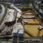 Ontgraven van de gesloten bouwkuip van CSM-wanden een stempelraam en onderwater beton