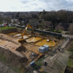 Ontgraven van de gesloten bouwkuip van CSM-wanden een stempelraam en onderwater beton