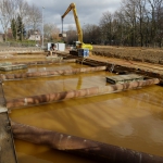 Ontgraven van de gesloten bouwkuip van CSM-wanden een stempelraam en onderwater beton