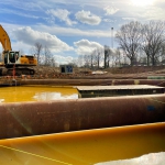 Ontgraven van de gesloten bouwkuip van CSM-wanden een stempelraam en onderwater beton