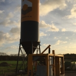 BodemBouw Cutter Soilmix MAT Michanlage und Silo im Sonnenaufgang