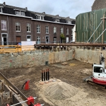 Ontgraven bouwkuip met stempelconstructies