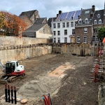 Ontgraven bouwkuip met stempelconstructies