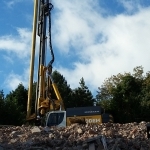 Cutter Soilmix machine op 7 meter hoog slooppuin plateau